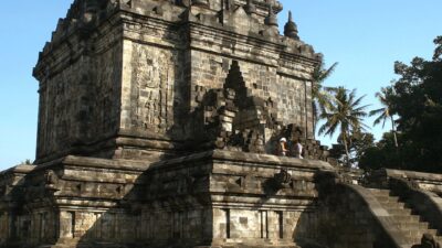 Candi Mendut: Permata Budaya yang Dekatan Prambanan