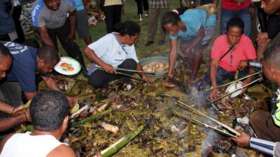 Tradisi Bakar Batu Ritual Penuh Makna dari Papua