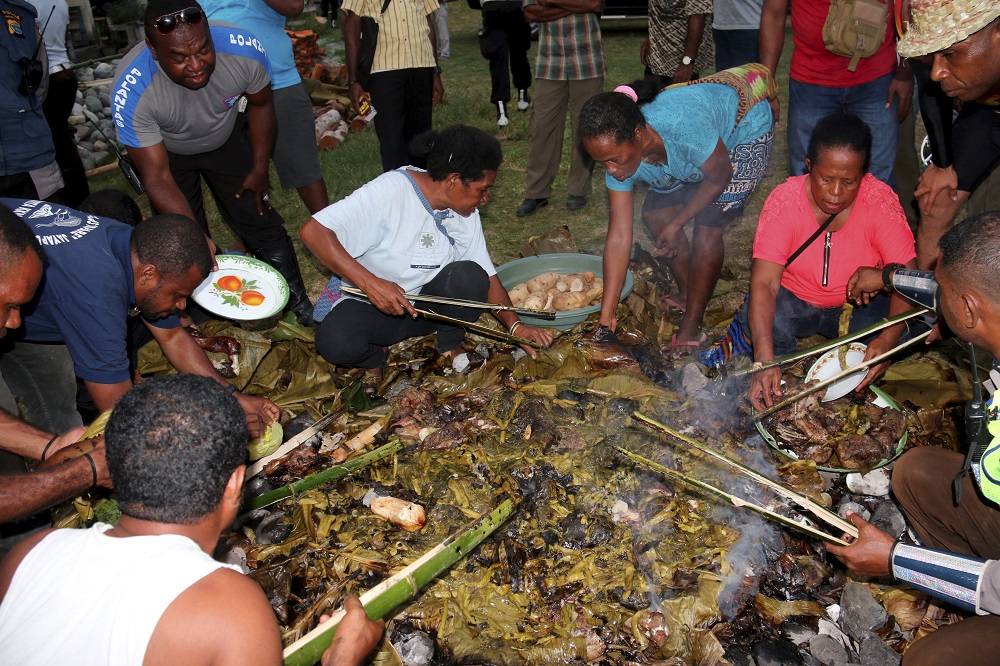 Tradisi Bakar Batu Ritual Penuh Makna dari Papua